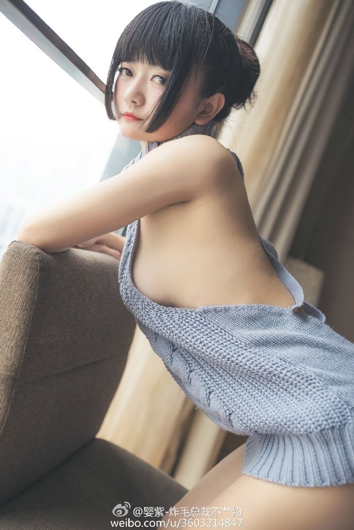 婴紫（炸毛总裁不艹粉） 巨乳美女制服诱惑 写真图集合集下载 5套