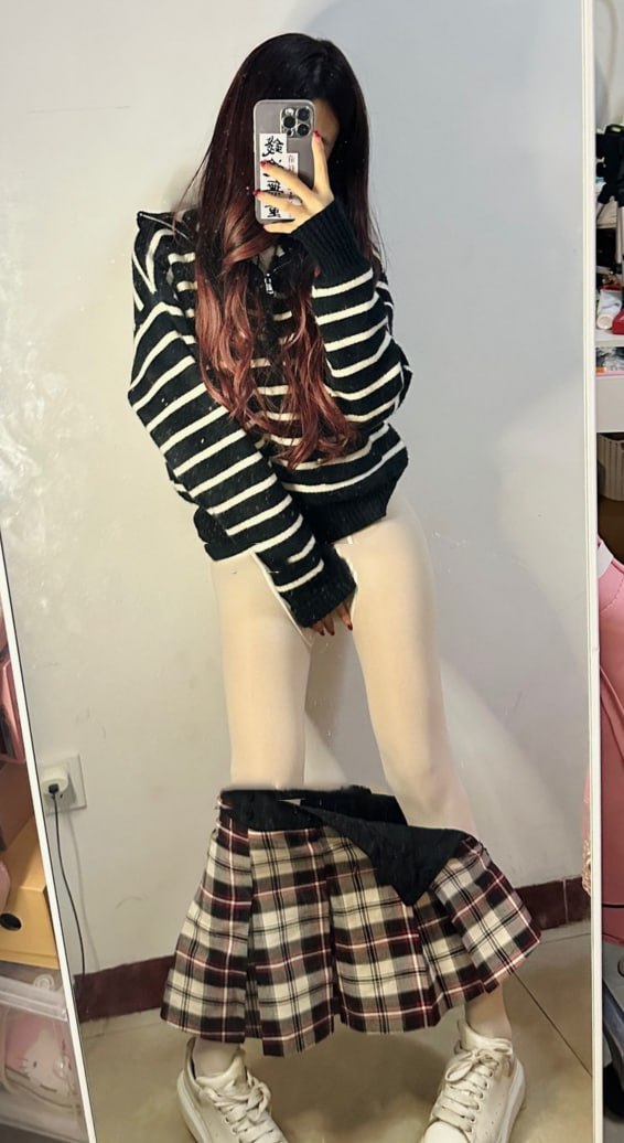 嘉嘉今天有点烦 – 微密圈抖音美女肉丝美腿福利 写真资源合集下载 9套
