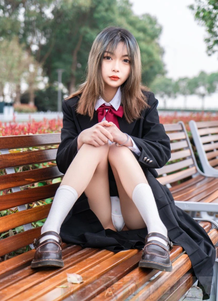 梨瑾瑾 Cosplay私密制服诱惑写真资源合集下载