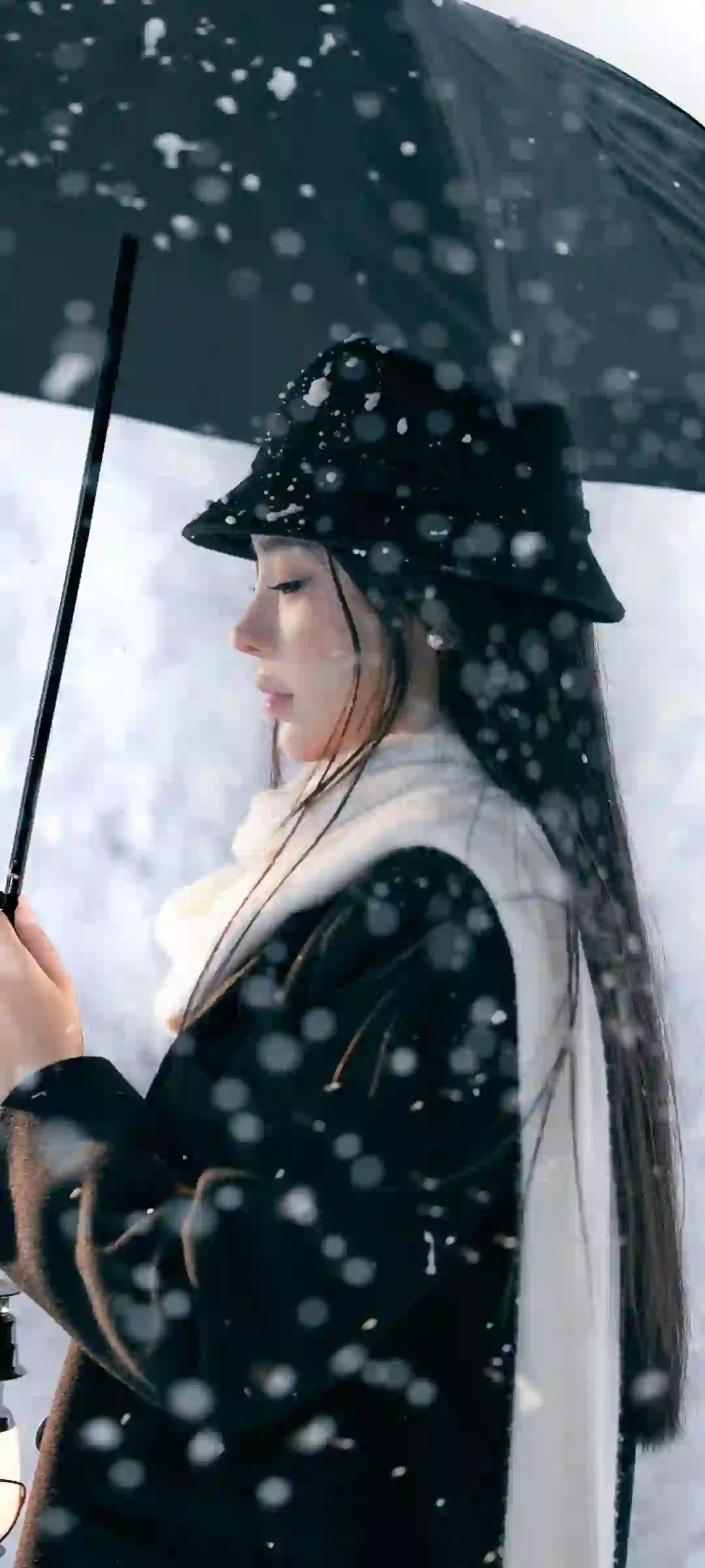 雪景与美女结合手机壁纸设计