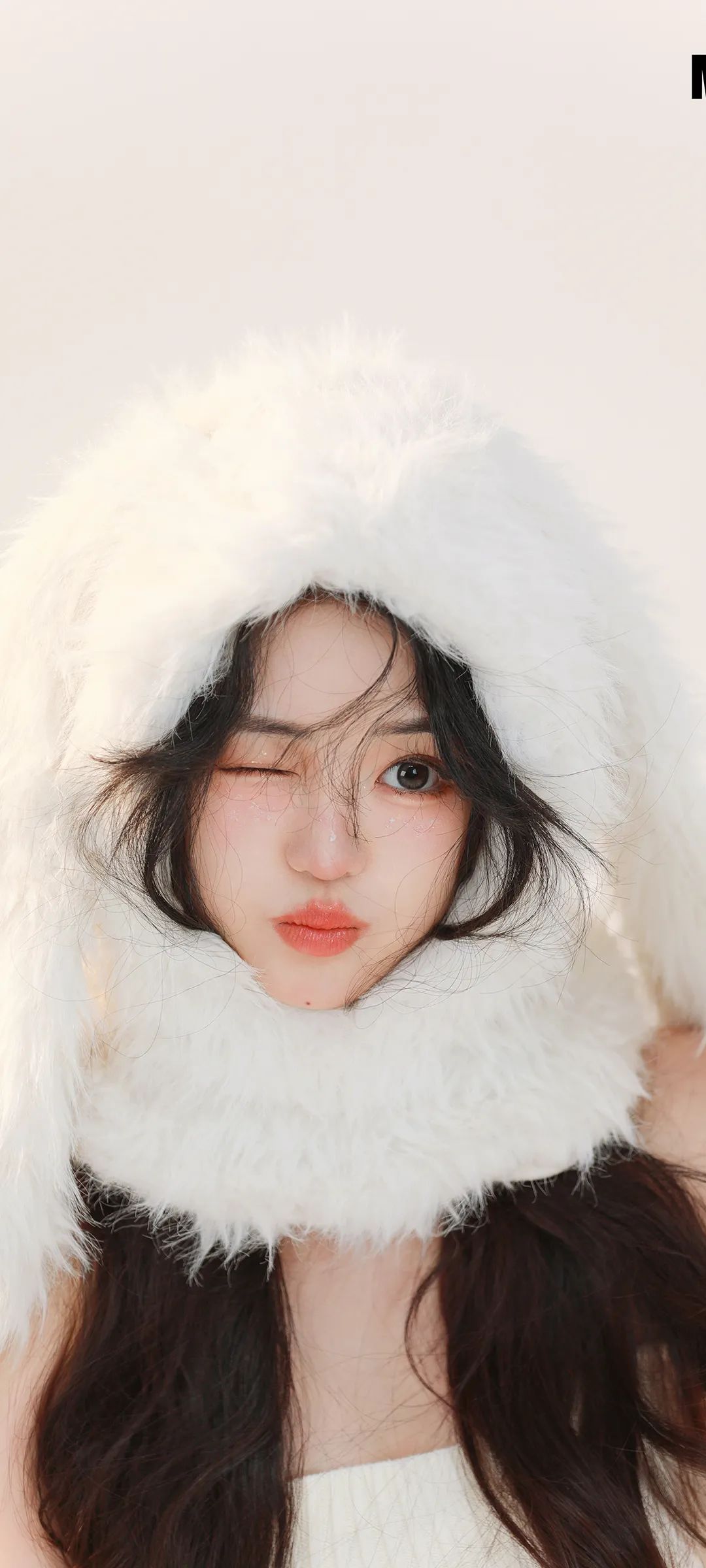 雪景与美女结合手机壁纸设计