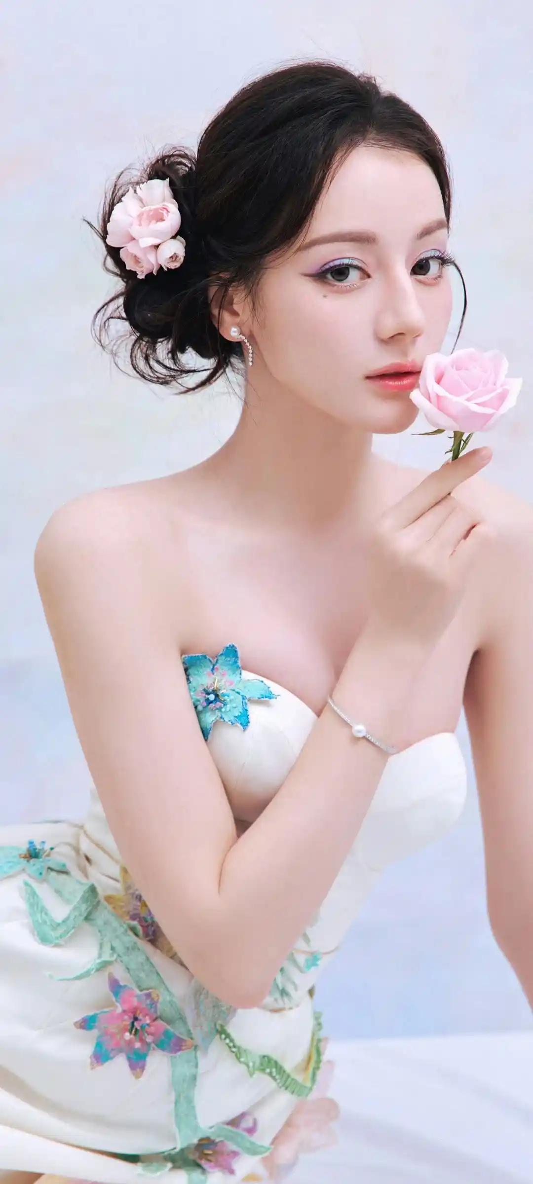 迪丽热巴简约肖像壁纸