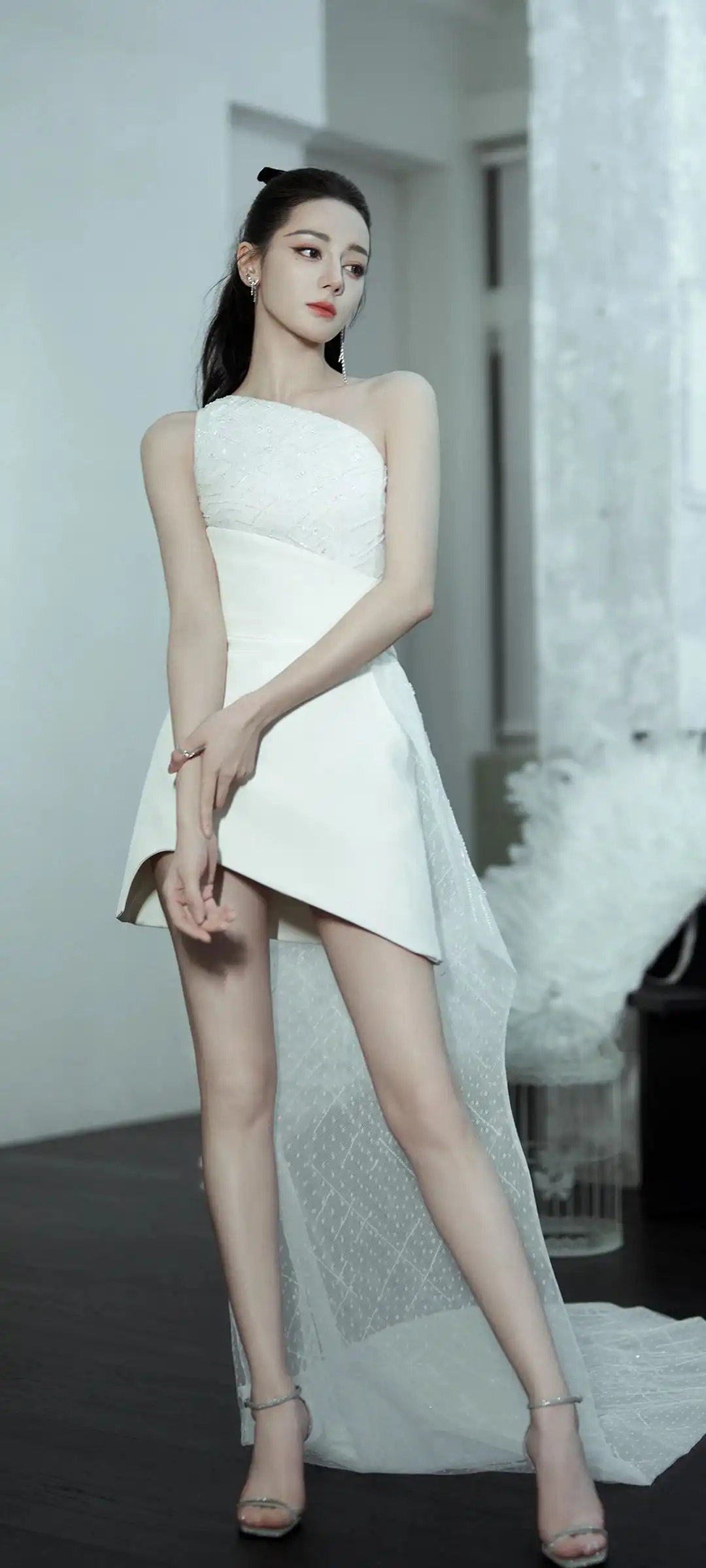 迪丽热巴简约肖像壁纸