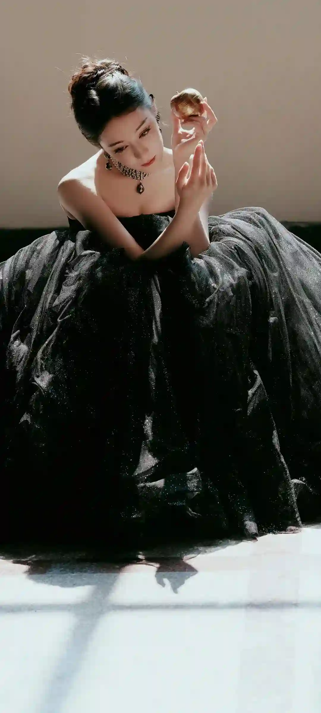 迪丽热巴手机壁纸自然光影展示