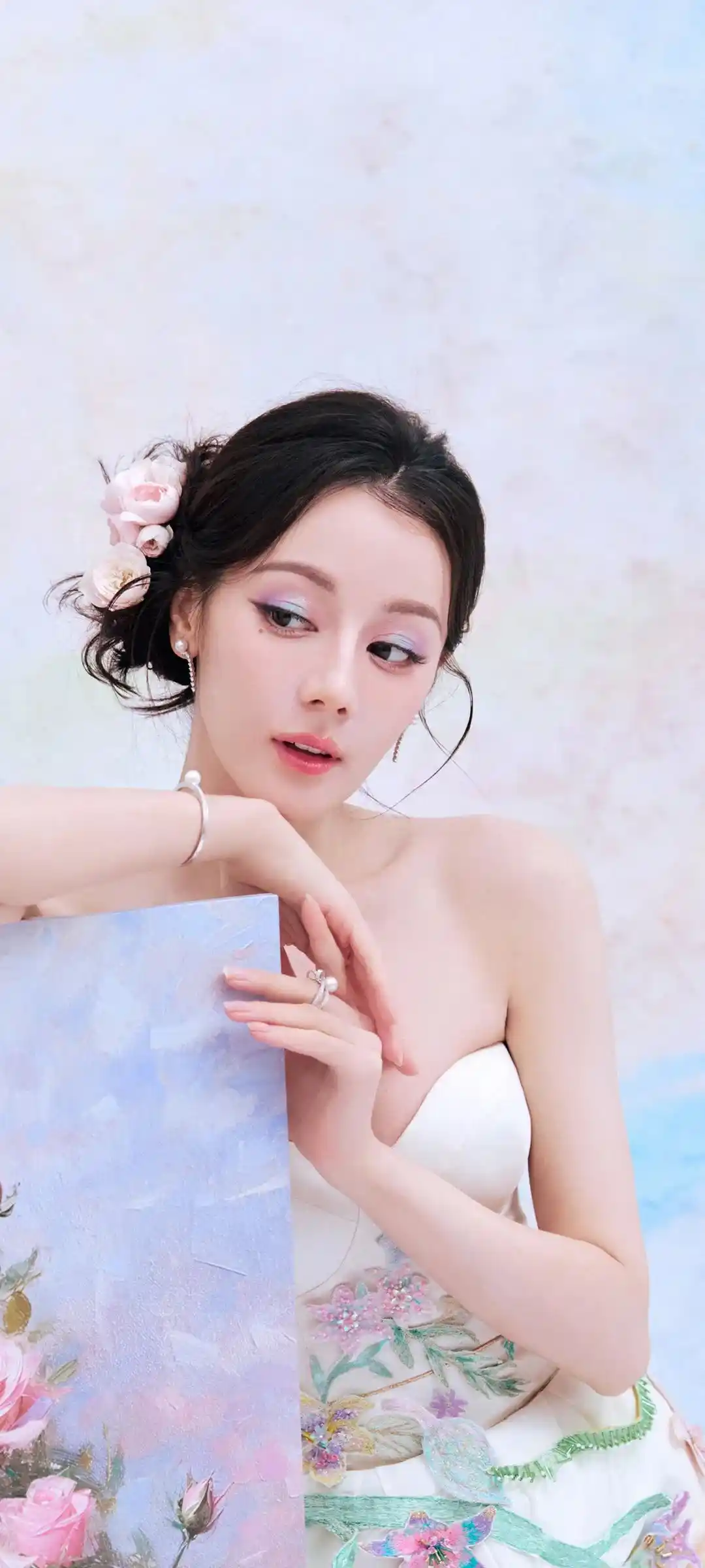 迪丽热巴简约肖像壁纸